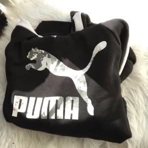 Puma hoodie - Puma hoodie med coolt tryck (grått,vitt). Vita ränder på sidorna av armarna som jag värkligen älskar! Det är slitsar på sidorna👍🏼💗 skriv om ni har några frågor eller om jag ska ta bättre bilder💞 storlek 164 (xs) inget fel!