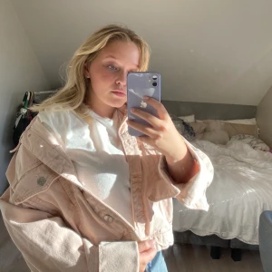 Zara rosa jeansjacka  - Rosa jeansjacka från zara, den är gripas och ett egenmålad bild på ryggen!
