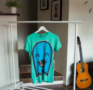  - Drop dead tröja. Bra skick. Endast använd ett fåtal gånger. 
