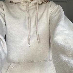 Beige hoodie - Hoodie i en skitsnygg beige färg! I väldigt bra skick. Passar en i storlek XS-M skulle jag säga. Passar både tjejer och killar.