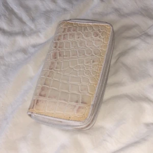 Jättebra plånbok med många fack!  - Så fin och praktiskt plånbok ifrån Spanien! Säljer billigt, 30kr då jag bara vill bli av med den!