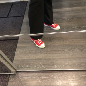 Converse - Röda, låga converse str 38,5. Bra skick andvända fåtal gånger. Pris kan diskuteras. Vi möts upp eller så står du för frakten