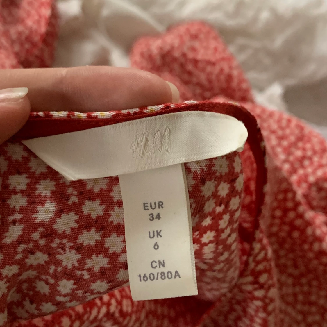 Röd top med vita blommor - 91