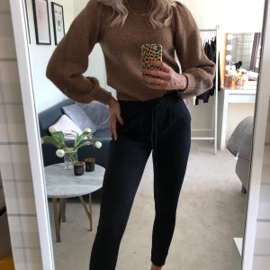 Only byxor - Kostymbyxor i ett mjukare material, så snygga och sköna! Perfekta vardagsbyxorna😍 dessa är i längd 32 och perfekta på mig som är 176cm