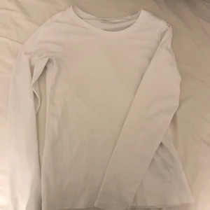 Vit långärmad  - Basis vit långärmad tröja. Använd 2 gånger pga för stor. Köparen står för frakten men pris går att diskutera så att alla blir nöjda!💗 Hör av er om det önskas mer bilder eller om ni undrar över något💗