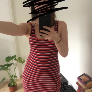 Klänning - Riiiiiiktigt skön och stretchig klänning från pull and bear! Lite nopprig men syns inte. Passar allt från xs-l. Perfekt en varm sommardag eller som strandklänning