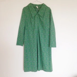  - 🌲 60tals-klänning i strl XL. Frakt tillkommer eller så kan jag mötas upp i Sthlm. 🌵