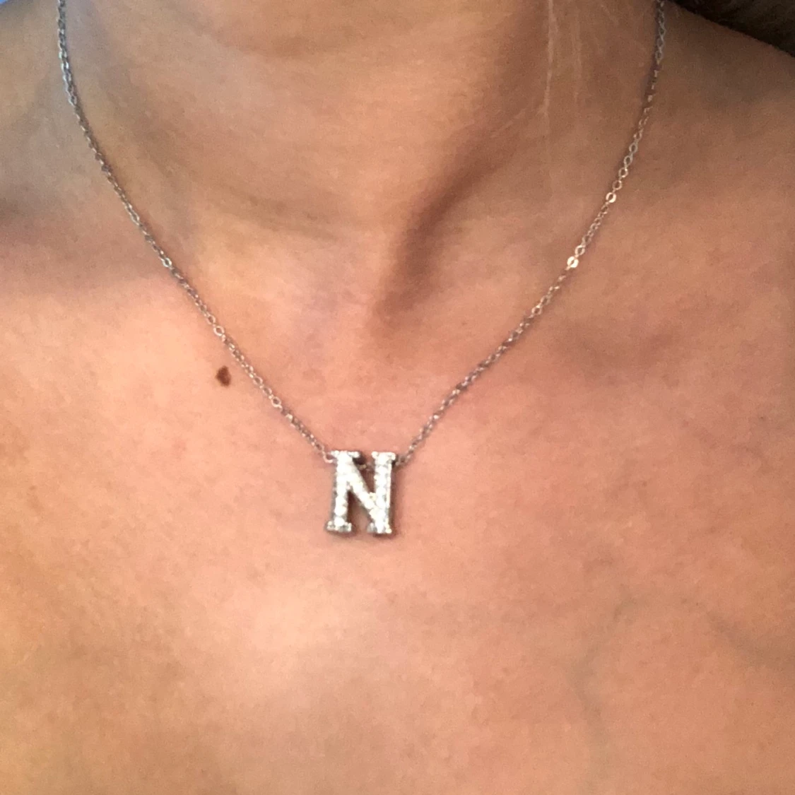 Glittrigt ”N” halsband