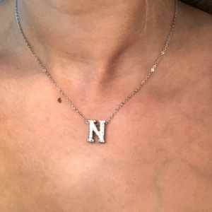 Glittrigt ”N” halsband  - Silvrig kedja med ett ✨glittrigt N✨ använt typ en gång. kan posta varav frakten är inkluderad i priset.