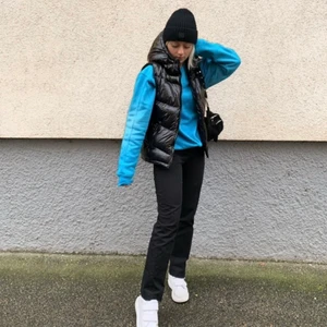 Lack Väst - säljer min skitballa och snygga lack väst med luva från Ginatricot i storlek M (bra kond) för 200kr och köparen får stå för frakten. Väldigt skön och varm med två stora fickor med dragkedja i fram🥰 skriv privat för mer bilder