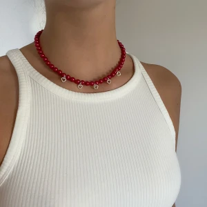 Halsband pärlor  - Handgjort halsband!                                                              Jätte gulligt halsband med röda glaspärlor som är justerbart! Priset är inklusive frakt                                                                              Följ @mina.smycken på instagram för mer! ❤️⚡️