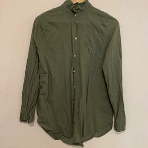 Mörkgrön skjorta i strl 36 från H&M divided. Skrynklig på bilden men försvinner lätt vid strykning! Paketpris vid köp av tre skjortor: 200 kr för tre.