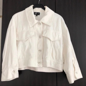 Manchesterjacka  - Jacka från Zara. Storlek S/M. Köptes i våras. Väldigt lite använd. Inga fläckar, däremot är det ett litet litet hål på ena axeln (de sista bild) men som jag har lagat nu. Skicka ett meddelande om du vill ha fler bilder! Köptes för ca 500kr. Mitt pris: 200 + frakt 