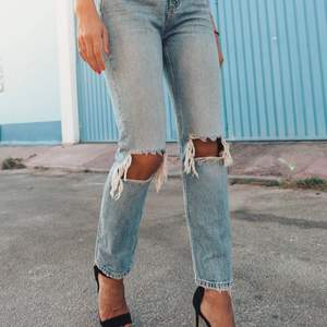 Säljer dessa supersnygga jeans från Gina Tricot. Helt nya med prislappar kvar. Storlek M. Säljer för 200 kr.