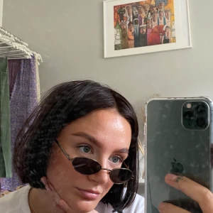 Vintage små solglasögon 🖤 - Köpta från en loppis för 2 år sen, inte repiga eller skadade alls! Väl tagit hand om 💋  (förlåt för smutsig spegel)