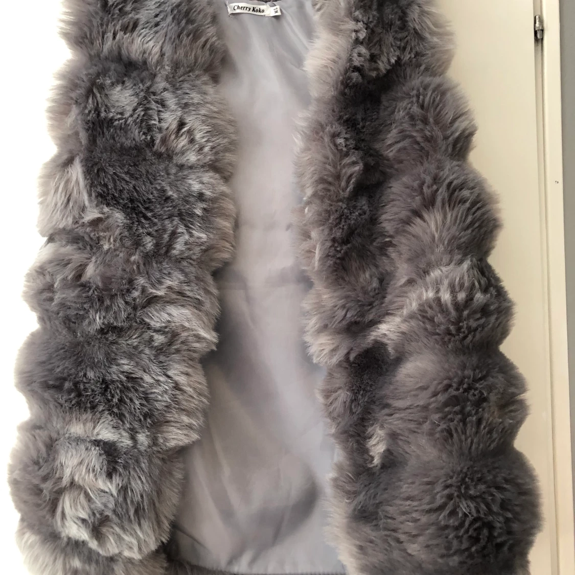 Fejkpälsväst storlek M/L från cherry koko