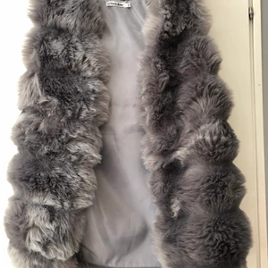 Fejkpälsväst storlek M/L från cherry koko - Aldrig använd. Kan vara lite tajt att stänga över bysten! Har inga fickor på sidorna! Om ni har fler frågor skriv privat!  250kr+frakt 