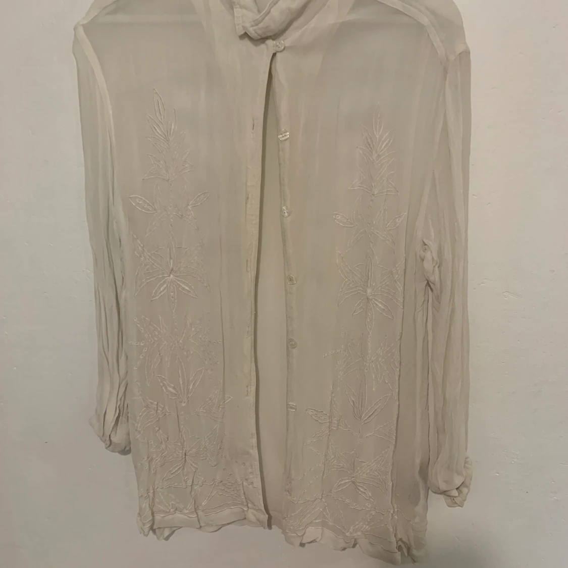 Transparent skjorta med broderier