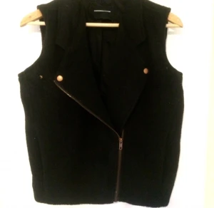  - Såå snygg väst stl S i tjockare material från Nowhere,detaljer i roséguld. Använd ett fåtal gånger och är i kanonskick,köpt för €59
