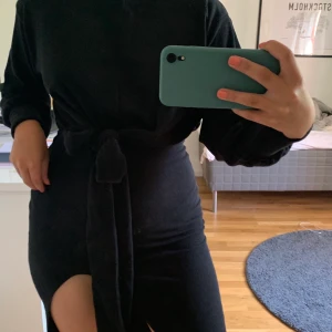 Klänning 36/38  - Klänning från Boohoo. High neck, knytning i midjan, svart. Aldrig använd (bortsett från bildtagning). Prislapp kvar. Funkar för storlek 36/38