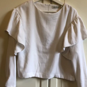 Tröja från Carin Wester - Jätte fin tröja från Carin Wester med fina detaljer. Tröjan är har en boxning passform i storlek 38 men passar 34-38. Jag är i vanligtvis i storlek 36 men ville ha en overzise look