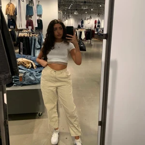 Beiga highwaisted byxor med knut på sidorna. UK Strl W28 L32  - Hösta bud 160. Riktigt fin färg och är i helt nytt skick. Köparen står för frakten🤍