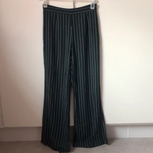 Utsvängda byxor  - Grön och vit randiga utsvängda byxor från Stockholm LM, nypris 500kr 