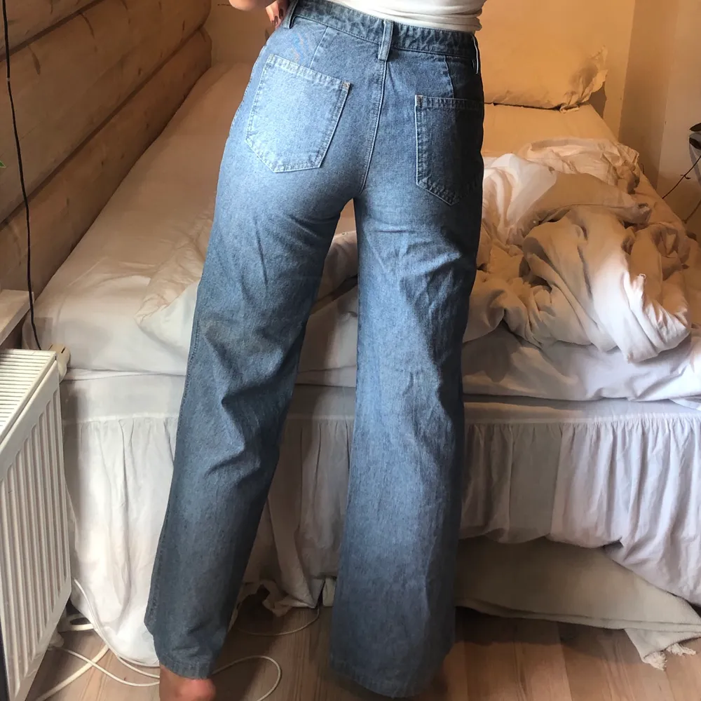 Jättenajs jeans med mellanväg midja som tyvärr är lite för korta för mig 😢. Jeans & Byxor.