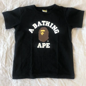 Bape T-shirt - Tröja från Bape, fint skick ändast använd 3 gånger. Säljer då den ej kommer till användning. Nypris ligger på runt 1170 svenska kronor. Köparen står för frakten.