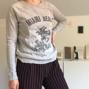 Sweatshirt med tryck  - Sweatshirt från sally&circle. Herrstorlek xxs men passar xs eller s. Köparen står för frakt💓