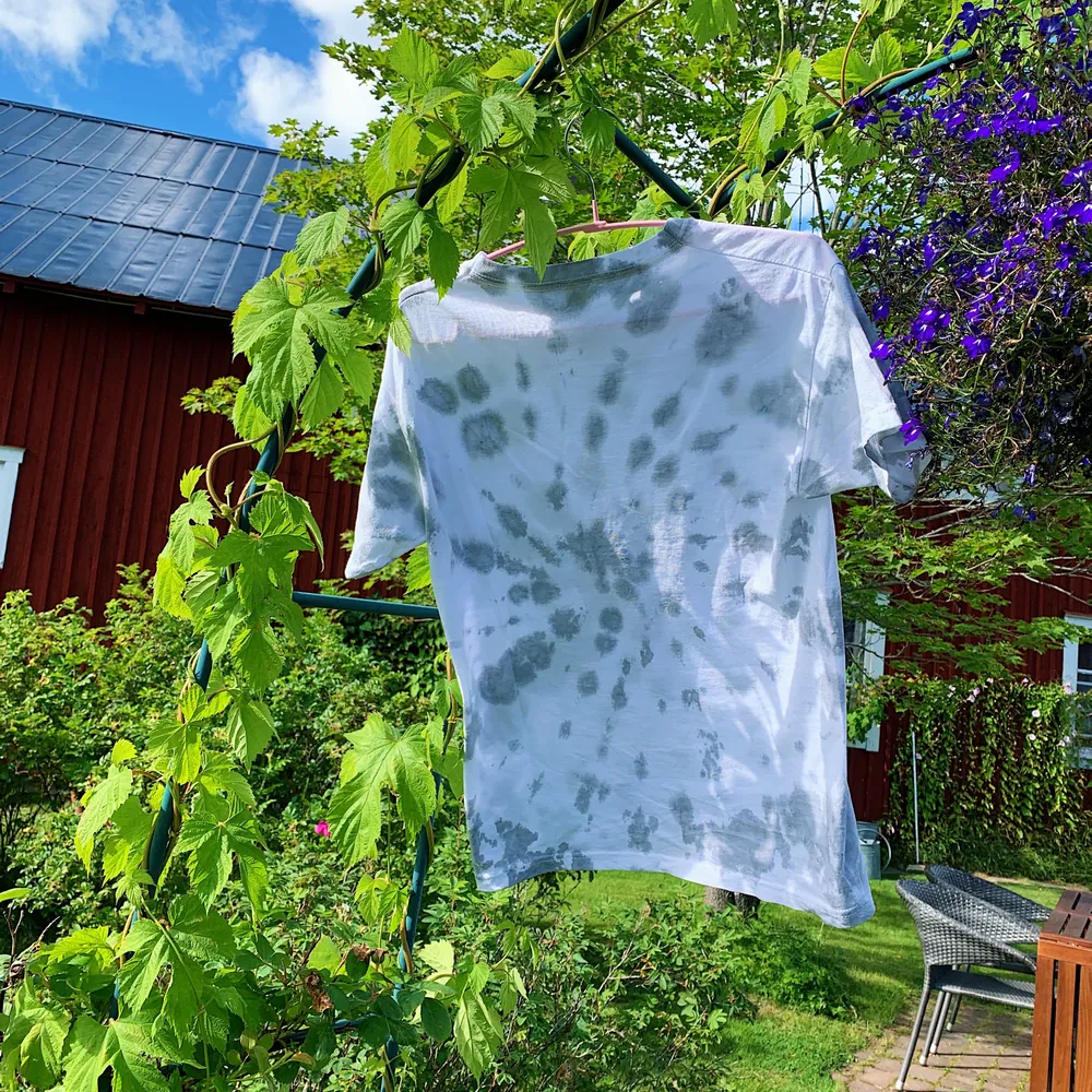 En helt ny tshirt med tiedye gjord av textilfärg så tål tvättar på 40 grader. Storlek S. Köparen står för frakt på 63kr.. T-shirts.