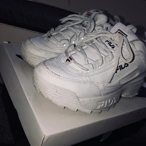Fila skor - Vita fila skor i modellen "disruptor low", väldigt fint skick. Dom är använda 2 gånger bara då jag kan ge dessa en tvätt innan dom skickas ifall det önskas