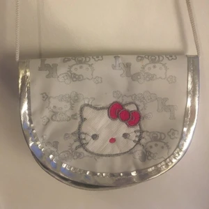  Mini Hello Kitty väska😽 - Mini silvrig Hello Kitty väska🤍 längden är ner till höften men man kan göra den mindre. Okänt märke (Köparen står för frakten, 11/22kr📦) BETALNING SKER VIA SWISH