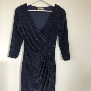 Lili London klänning - Min favorit till nyår! Använd vid två tillfällen men nu får gärna någon annan dansa i den 💃🏼 Storlek s/m, ganska kort i modellen med V-ringning. 
