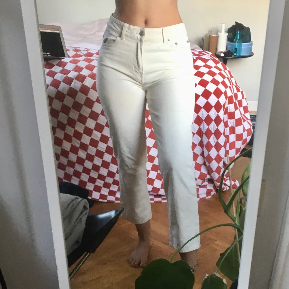 Jeans från weekday i bra skick och supersnygg off-White färg! Säljer för det är dålig passform på mig så dom kommer inte till användning. Storleken är w.27 och modellen är kortare i benen, jag på bild är 162cm. Skriv vid frågor osv. Köparen står för eventuell frakt!🥰💖. Jeans & Byxor.