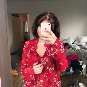 Blus från h&m  - Tunn blus som är skön på stranden elr semester