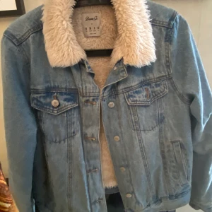 Denim jeans jacka  - Säljer en denim jeans pälsjacka. Den är väldigt varm och go. Jag hade den under höst och vinter. Passar perfekt för vinter och höst perioden. Endast använd ett par gånger. 