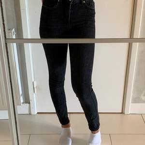 Gina tricot Molly original, svarta jeans i tjockare material för bättre hållbarhet. Som på bilden är dem svarta men har lite ljusare strukturer i sig. I använt skick men ett mycket fint sådant. Säljer för 150 kr + frakt !! 💕