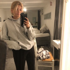 Hoodie - Sjukt mysig hoodie. Ganska oversized men inte för stor. Passar inprincip alla storlekar men det beror på hur man vill att den ska sitta. Säljer för att jag redan har en liknande. Köparen står för frakt💕 skriv i kommentarerna elr privat.