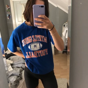 T-shirt - Vintage t-shirt från Beyond Retro, aldrig använd av mig. Supersnygga kontraster när det gäller färger & fin oversized passform på mig som brukar ha S. 100kr + frakt! 🤪