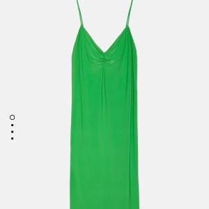 Grön klänning Zara - Säljer en helt ny och oanvänd sånhär klänning från Zara. Lappen sitter kvar och den har helt enkelt inte kommit till användning. Bara att höra av sig för fler bilder! Frakt tillkommer✨✨