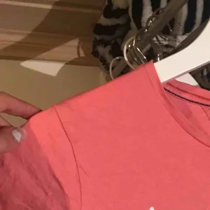  - Rosa tommy hilfiger T-shirt. Använd fåtal gånger.