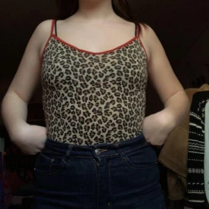  - Linne med leopardmönster med röd kant! 