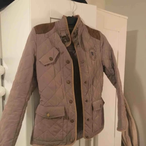  - En beige vårjacka från lexington! Den är i storlek S och är i mycket bra skick. Ordinariepris är 3000kr  Kontakt: 0732500530(nås på sms) Teamarkholm@gmail.com  Köparen står för frakten !