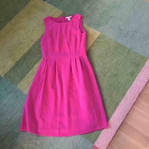 Vacker rosa klänning. Härligt tungt material och passar perfekt till våren och sommaren.