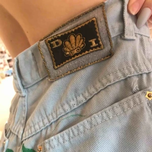  - Jeans med målade blommor. Jättesnygga over size jeans om man har strl XS/S vanligen. kontakta mig om du har fler frågor :) 