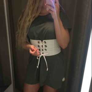 Korsett - En vit korsett i tyg från Zara. Aldrig använd, endast provad. 