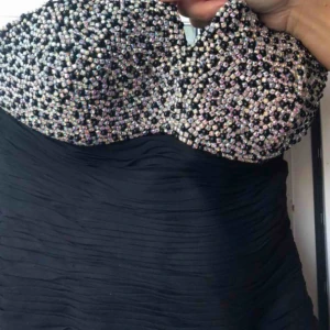  - Superfin elegant festklänning! Endast använd ett par timmar! Passar 36/38. Köpt från Monroe i Sturegallerian. 