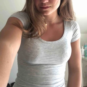  - En basic grå t-shirt från H&M som sitter väldigt skönt men jag har två stycken så kan sälja denna.  frakt tillkommer och jag tar swish :)