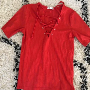  - Röd tröja XS Cubus kan fraktas